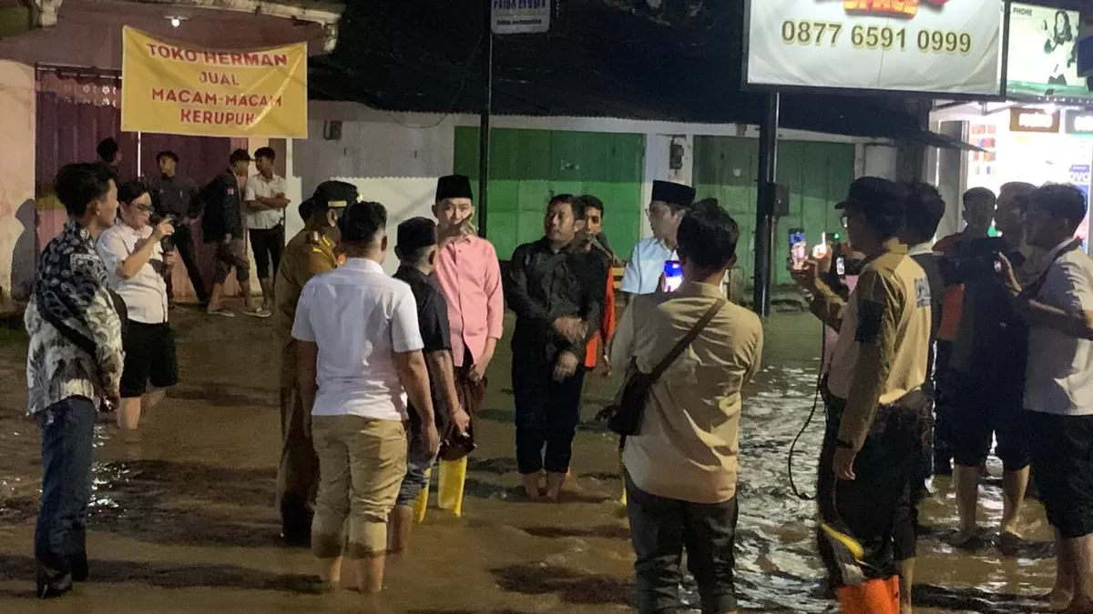 Bupati Jember Gus Fawait saat bersama Ketua DPRD Jember meninjau banjir. (Angga Juli Setiawan/SketsaNusantara.id)
