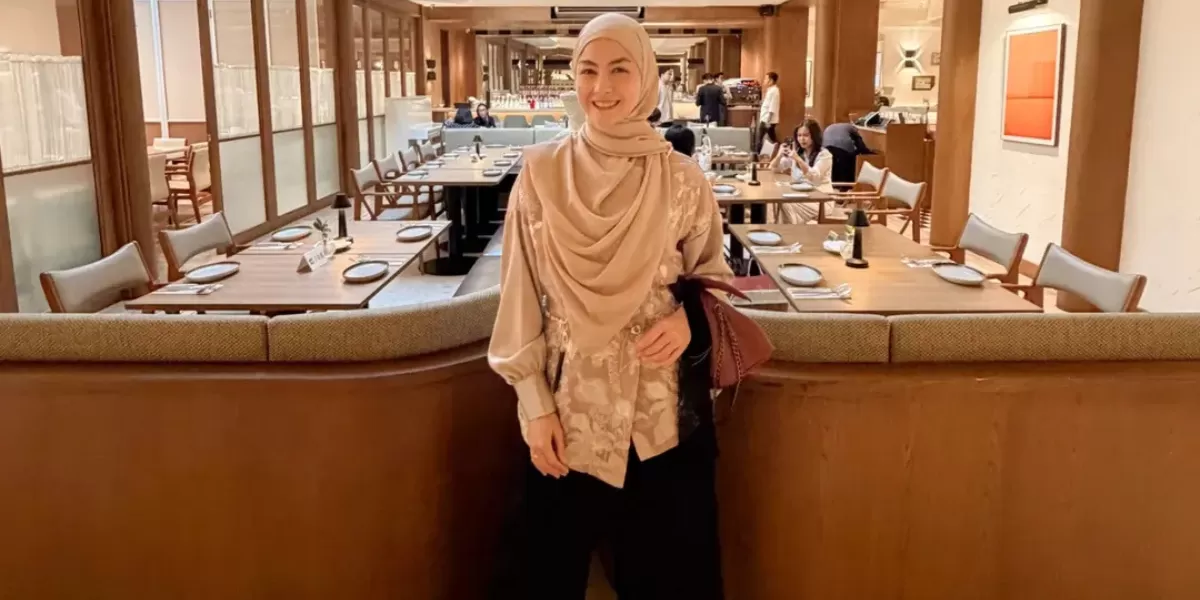 Potret Revalina S Temat yang baru-baru ini bongkar arti huruf &lsquo;S&rsquo; di tengah namanya sekaligus membongkar nama yang sebenarnya! (Instagram/vatemat)