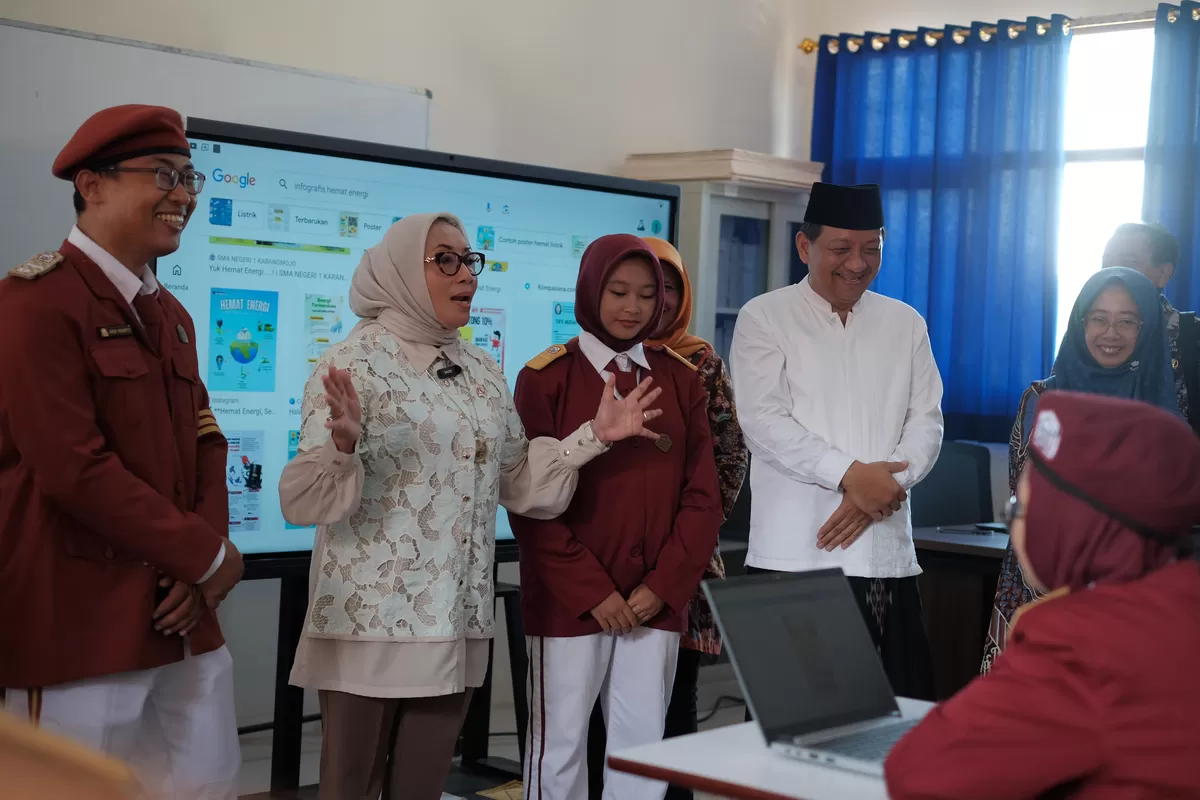 Menteri PPPA Arifatul Choiri Fauzi (dua dari kiri) didampingi Sekdakab Jombang Agus Purnomo (empat dari kiri) saat berada di Sekolah Rakyat Terintegrasi 8 di Kecamatan Mojoagung, Jombang. (jombangkab.go.id)