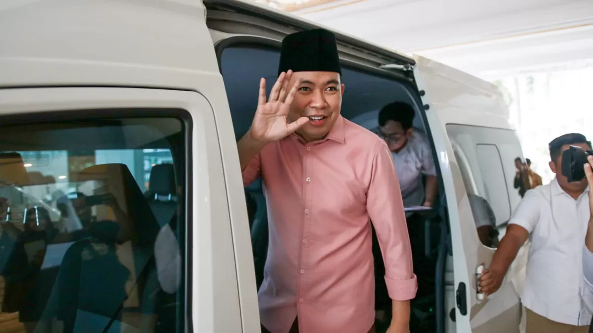 Gus Fawait saat memimpin rombongan OPD menuju Mumbulsari dengan menggunakan mini bus.  (Dok Diskominfo Jember)