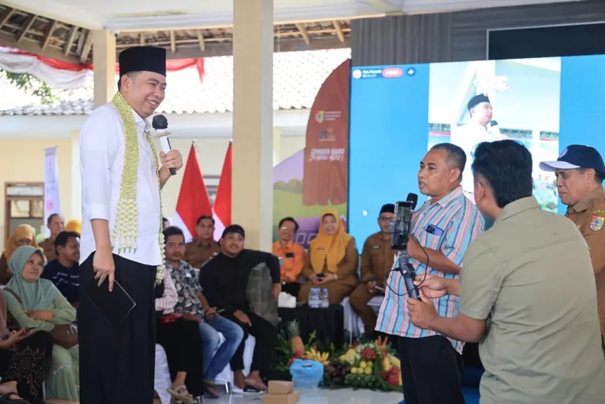 Gus Fawait saat menemui para tokoh tani di Desa Suco, Mumbulsari.  (Dok DIskominfo Jember)