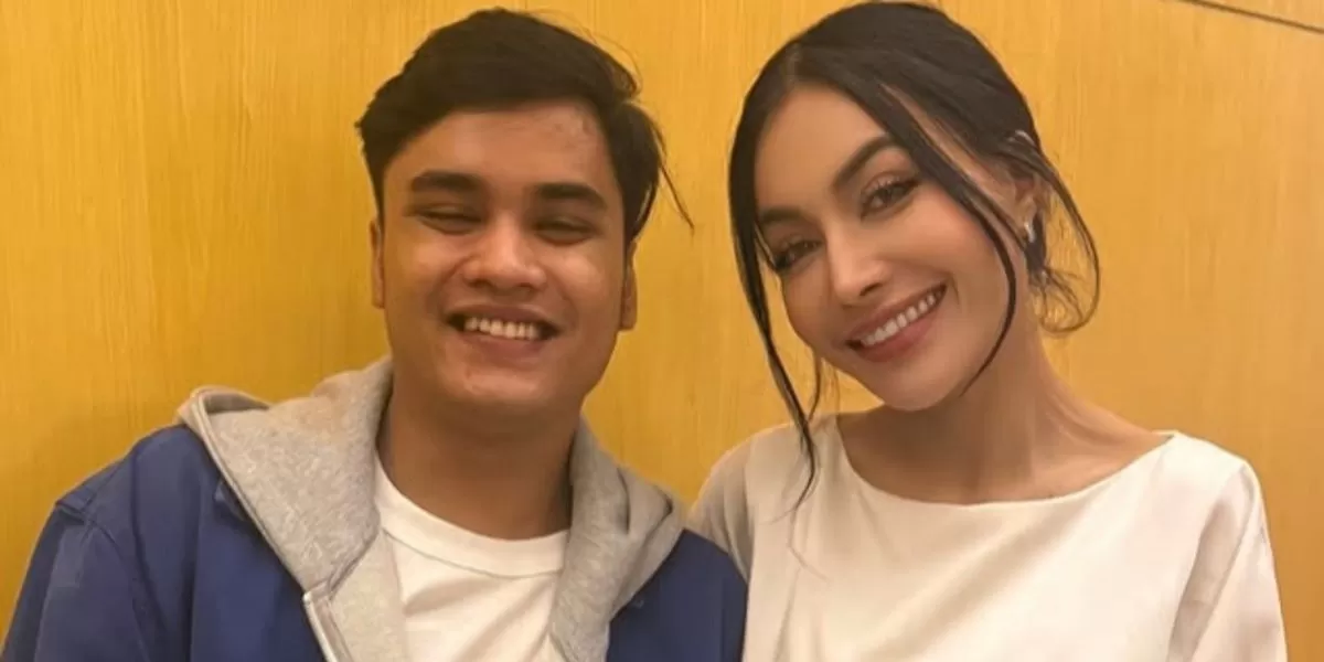 Ressa Rizky Rossano beri petunjuk singkat tentang siapa sebenarnya sosok ayah kandungnya.  (Instagram.com/@denadaindonesia.)