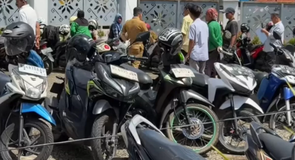 Situasi di parkiran Samsant IV Palembang, seorang ibu kehilangan motor setelah ditinggal bayar pajak (Instagram/syafnilchaniago69)