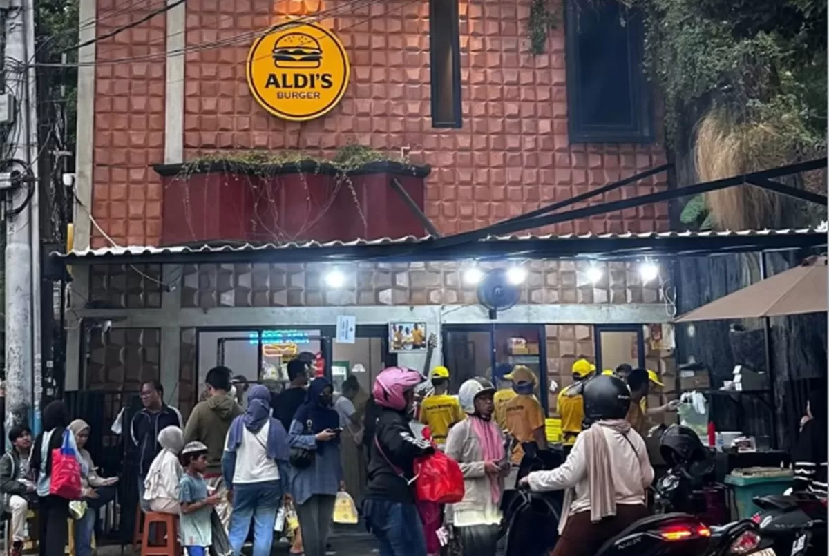 Potret Aldi's Burger yang tak pernah sepi pembeli sampai disiram air tetangga karena merasa mobilitas terganggu hingga adanya masalah kebersihan (Instagram/alditaher.official)