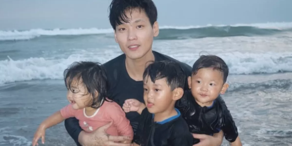 Potret Na Daehoon yang tak kuasa menahan amarah dan kekecewaan karena ketiga anaknya dijadikan Jule bersama selingkuhannya (Instagram @daehoon_na)