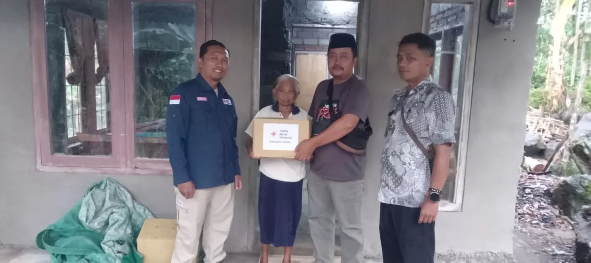 Palang Merah Indonesia (PMI) Kabupaten Jember bergerak cepat menyalurkan bantuan kemanusiaan bagi korban kebakaran rumah di Desa Sumberbulus, Kecamatan Ledokombo. (Dok. PMI Jember)