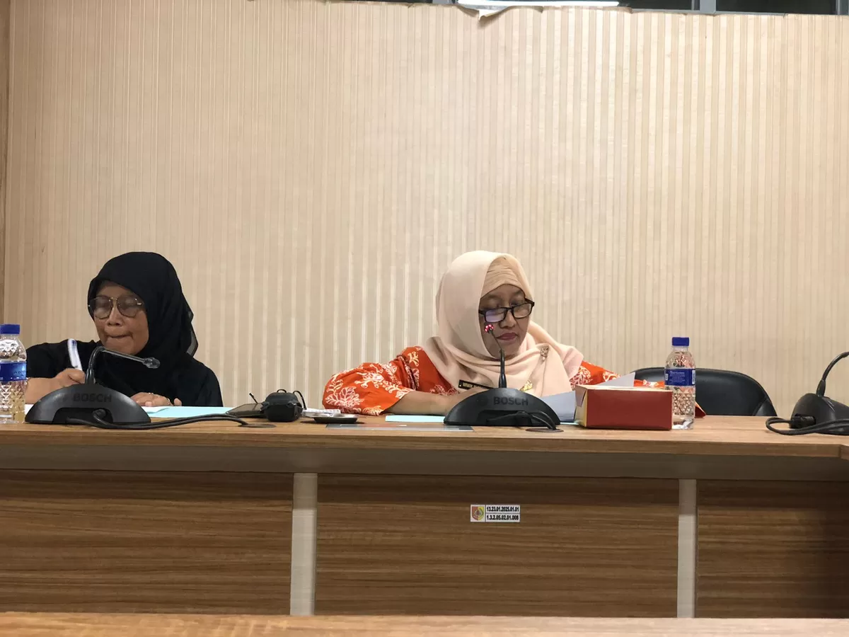 Sekretaris Dinas Koperasi UKM dan Perdagangan Jember Wiwik saat di DPRD Jember. (Angga Juli Setiawan/SketsaNusantara.id)