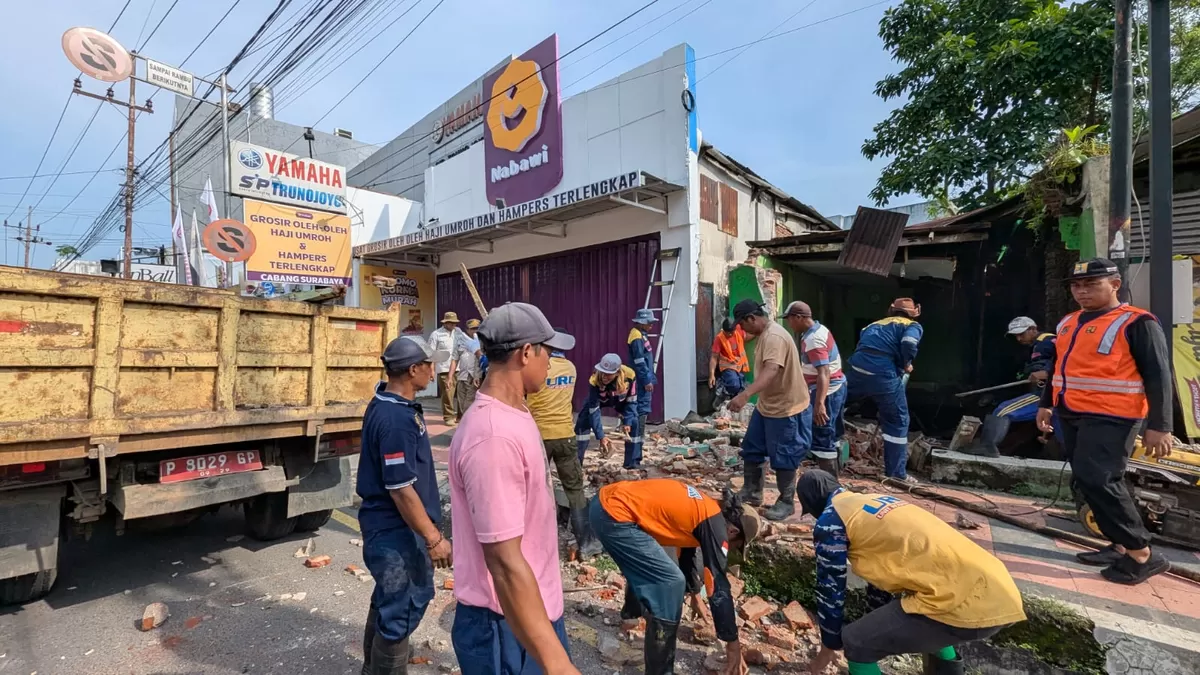 Dinas PU Jember saat melakukan pembersihan. (Dok Diskominfo Jember)