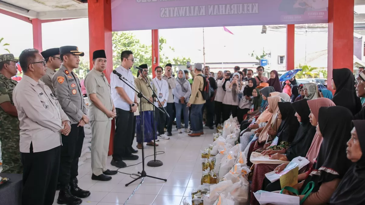 Bupati Jember Gus Fawait saat membagikan bantuan pangan. (M Purnomo/SketsaNusantara.id)