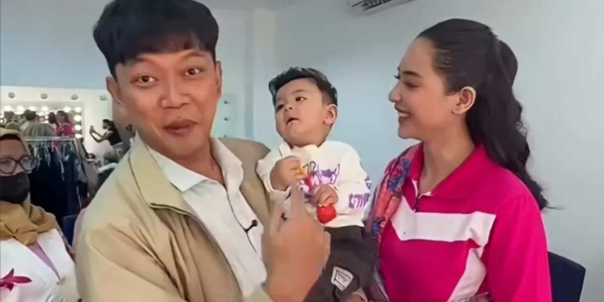 Andrew bersama Bayu Skak dan pemeran ibunya, Elvira Devinamira  (Tiktok @Bayu Skak)