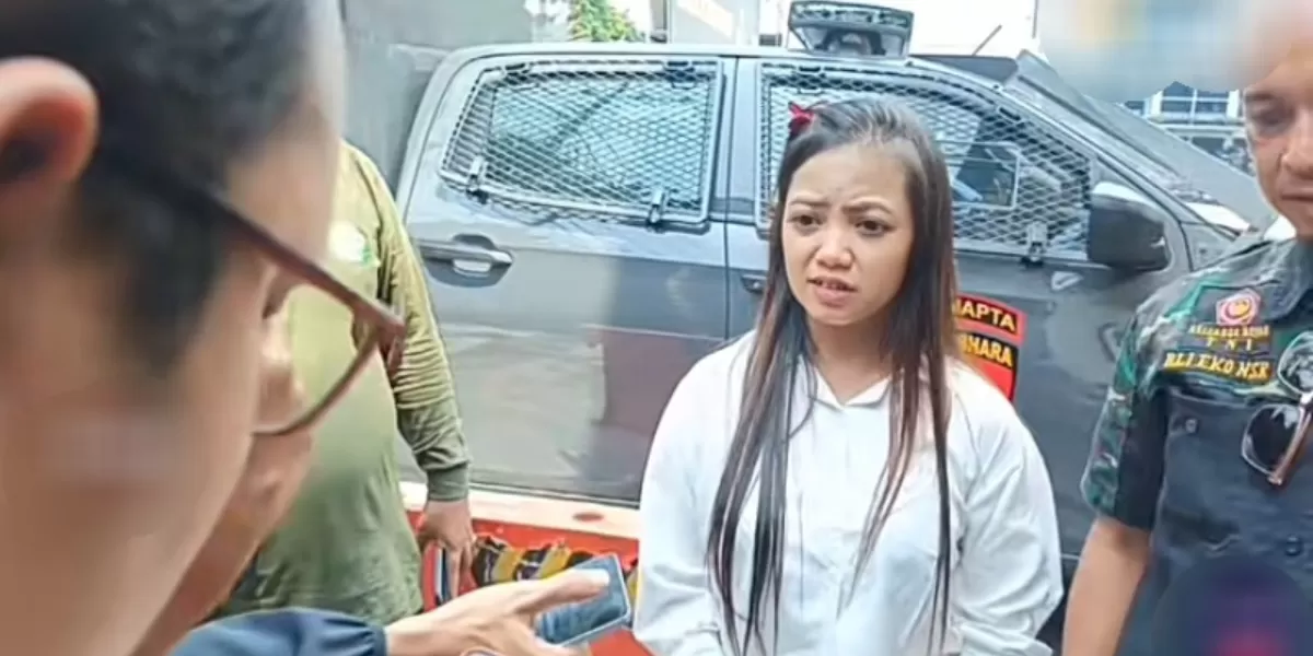 Intan saat melaporkan 'suami' nya ke kepolisian Malang  (YouTube SCTV )