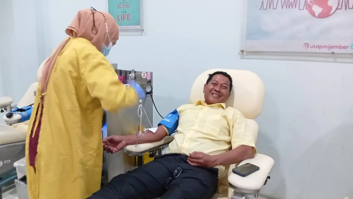 Anggota DPRD Jember Agung Budiman saat melakukan donor darah di PMI (Dok. PMI Jember)
