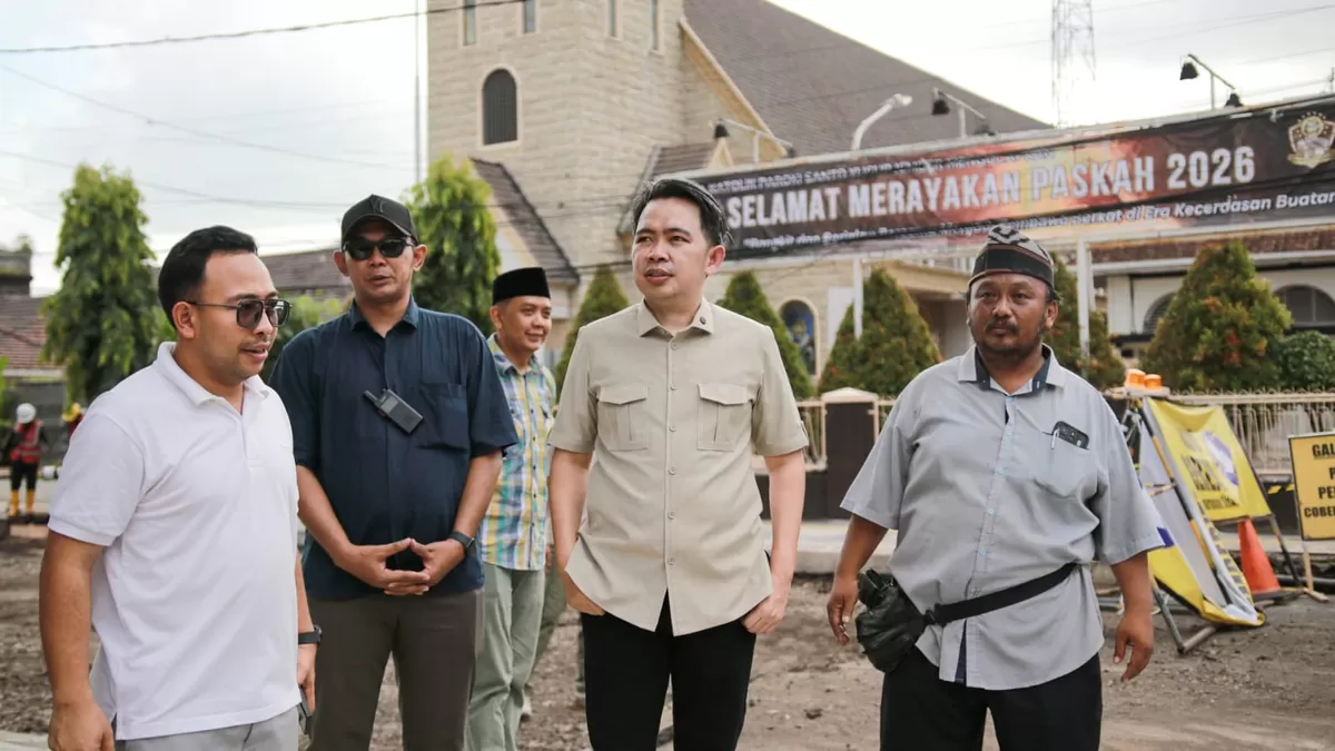 Bupati Jember Gus Fawait saat inspeksi ke proyek pembangunan. (M Purnomo/SketsaNusantara.id)