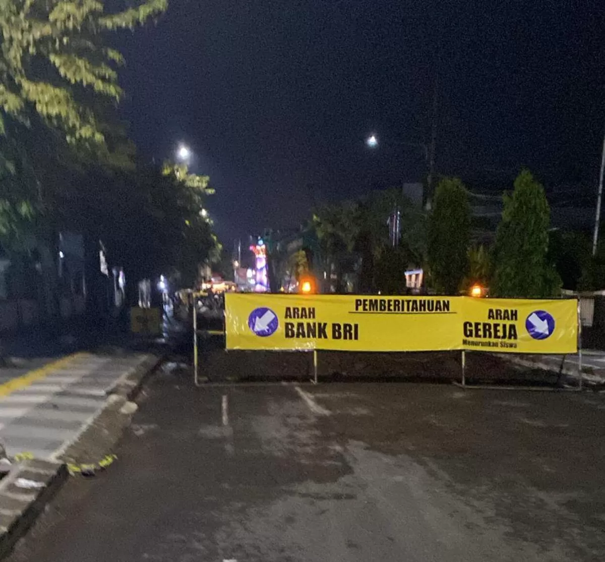 Perbaikan di Jalan Kartini untuk menyesuaikan jadwal ibadah. (M Purnomo/SketsaNusantara.id)