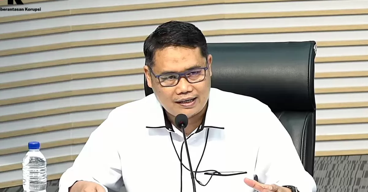 Deputi Penindakan dan Eksekusi KPK, Asep Guntur Rahayu saat ungkap modus pemerasan yang dilakukan BUpati Tulungagung (YouTube KPK RI)