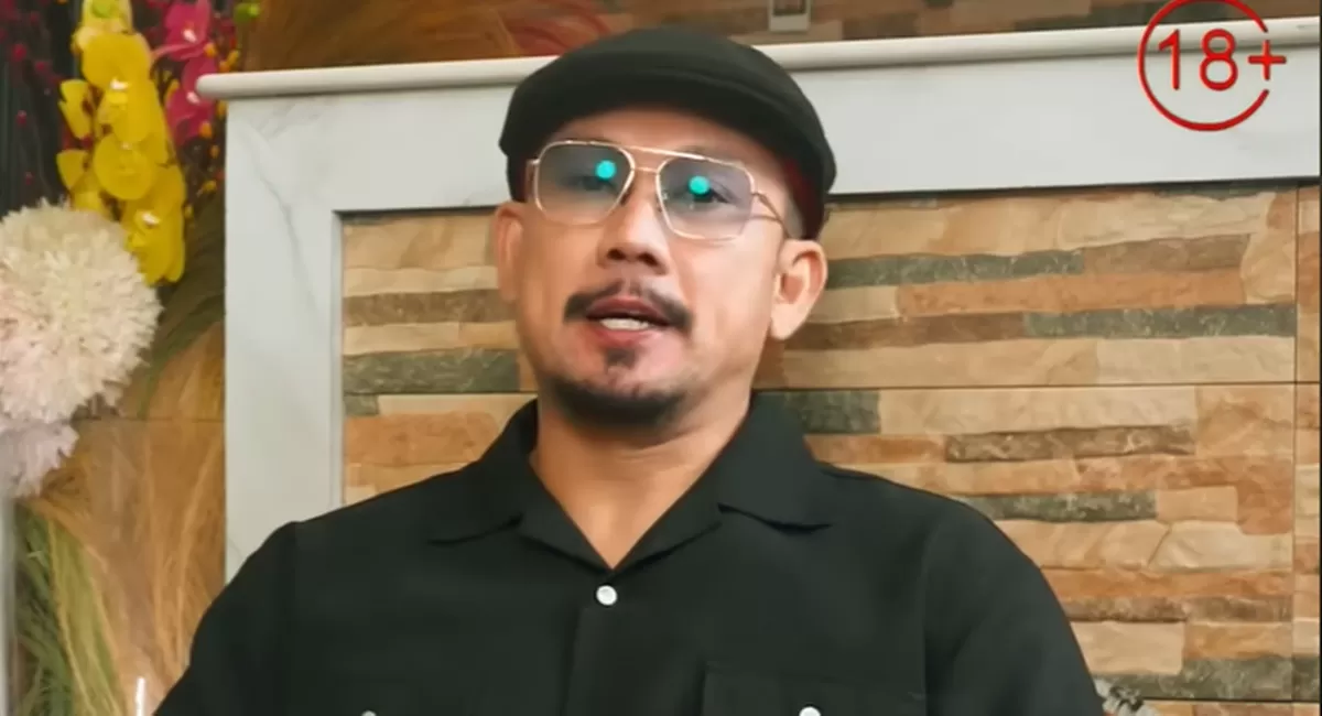 Potret Denny Sumargo yang menuai kritik karena menghadirkan korban anak-anak saat mengangkat kasus pelecehan seksual dalam podcast miliknya (YouTube CURHAT BANG Denny Sumargo)