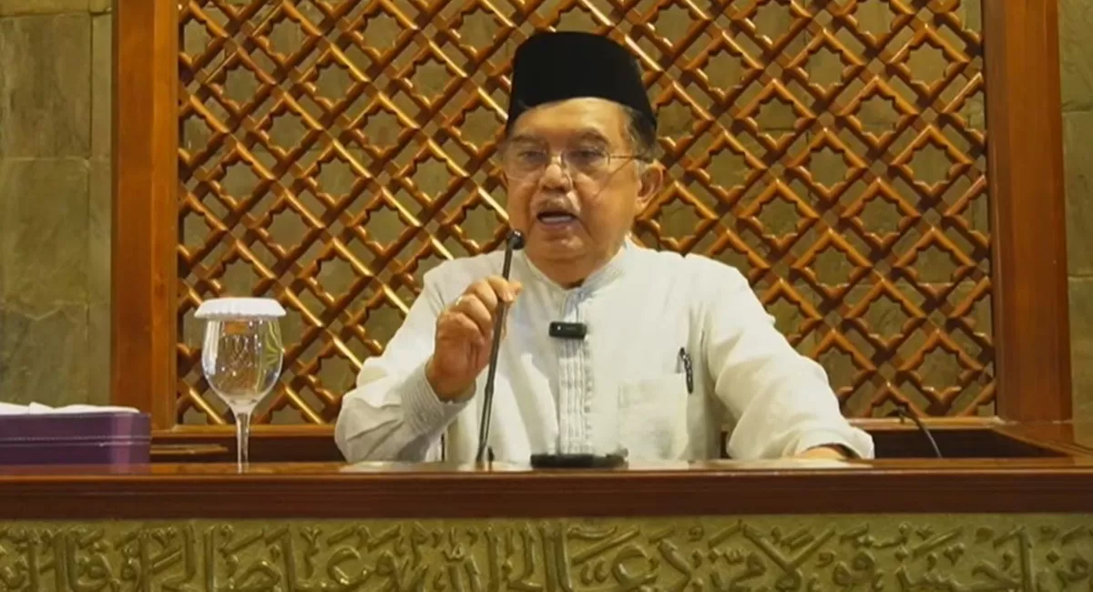 Potret Jusuf Kalla (JK) saat menyampaikan ceramah di masjid Kampus UGM yang menuai polemik hingga dilaporkan ke polisi atas dugaan penistaan agama (YouTube Masjid Kampus UGM)