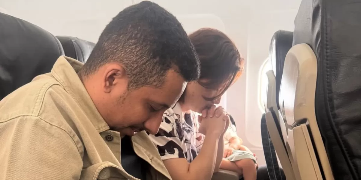 Momen Habib Jafar sedang berdoa dengan seorang Katolik sebelum naik pesawat. Tuai kontroversi dari netizen. (Instagram/husein_hadar)