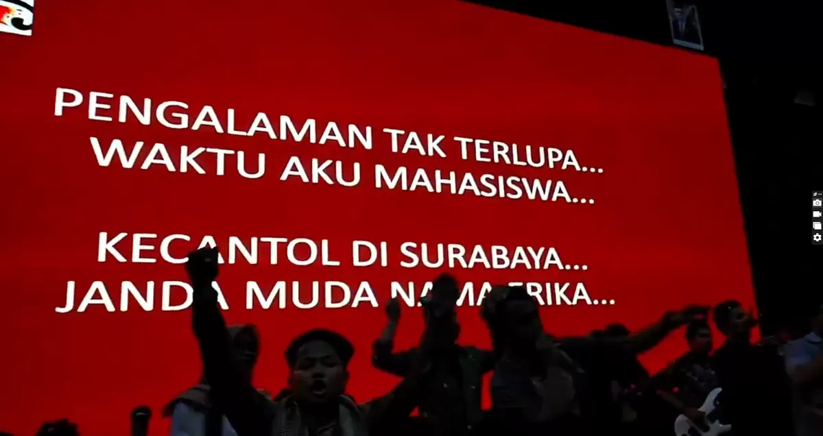 Lirik lagu Erika yang dinyanyikan HMT ITB (Twitter @iPoopBased)