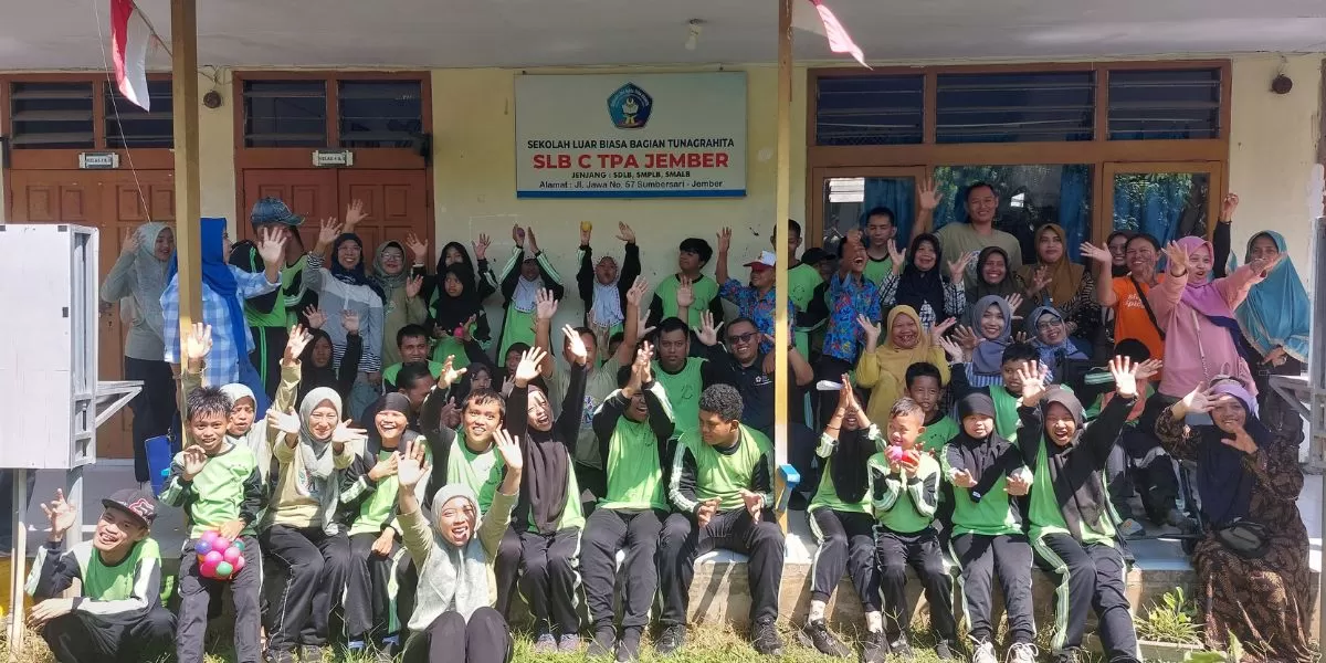 Ratusan siswa SLB-C Tunagrahita TPA Jember saat mengikuti simulasi tanggap darurat bencana (Dok. PMI Jember)