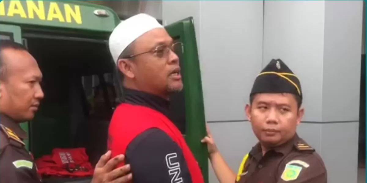 Eks kepala KUPP Kolaka Utara Supriadi saat ditahan di Kejari (Youtube/indosultracom)