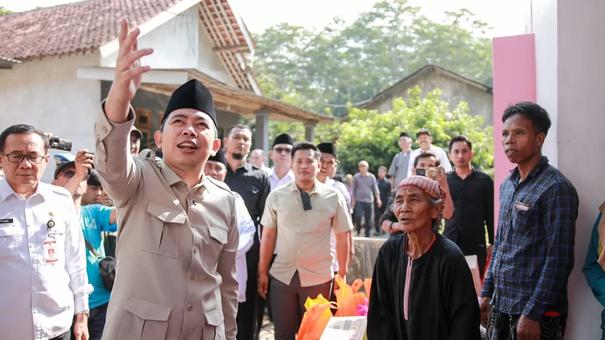 Bupati Jember Muhammad Fawait saat melakukan peninjauan lokasi RTLH. (M Purnomo/SketsaNusantara.id)