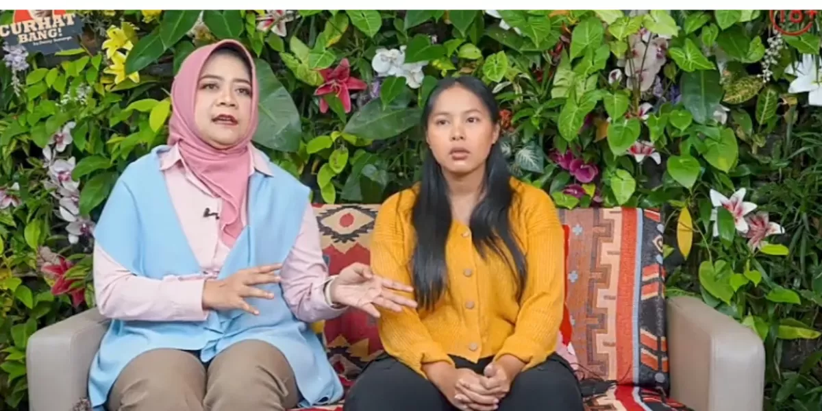 Nina (kanan)  didampingi kuasa hukum  (YouTube Curhat Bang Denny Sumargo )