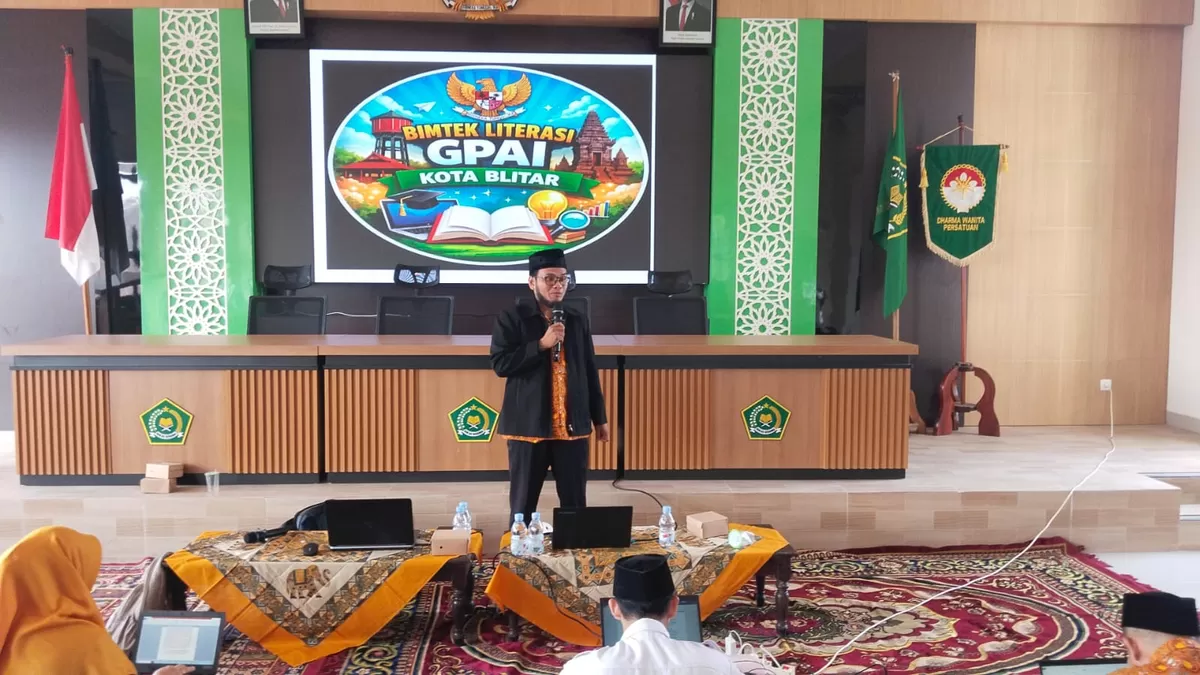 Narasumber pelatihan menulis buku, Prof. (HC). Dr. Muhammad Nur Alam Fajar Syam sedang menyampaikan materinya.  (SketsaNusantara.id)