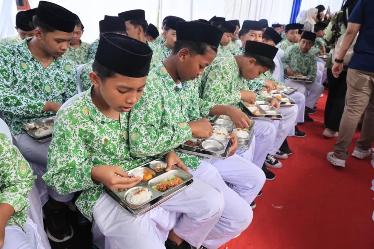 Anak-anak saat menerima MBG di Jember. (Dok Diskominfo Jember)
