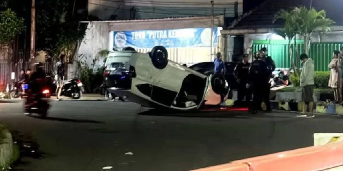 Mobil terbalik dalam kecelakaan tunggal di Jember (Facebook Info Warga Jember Official)