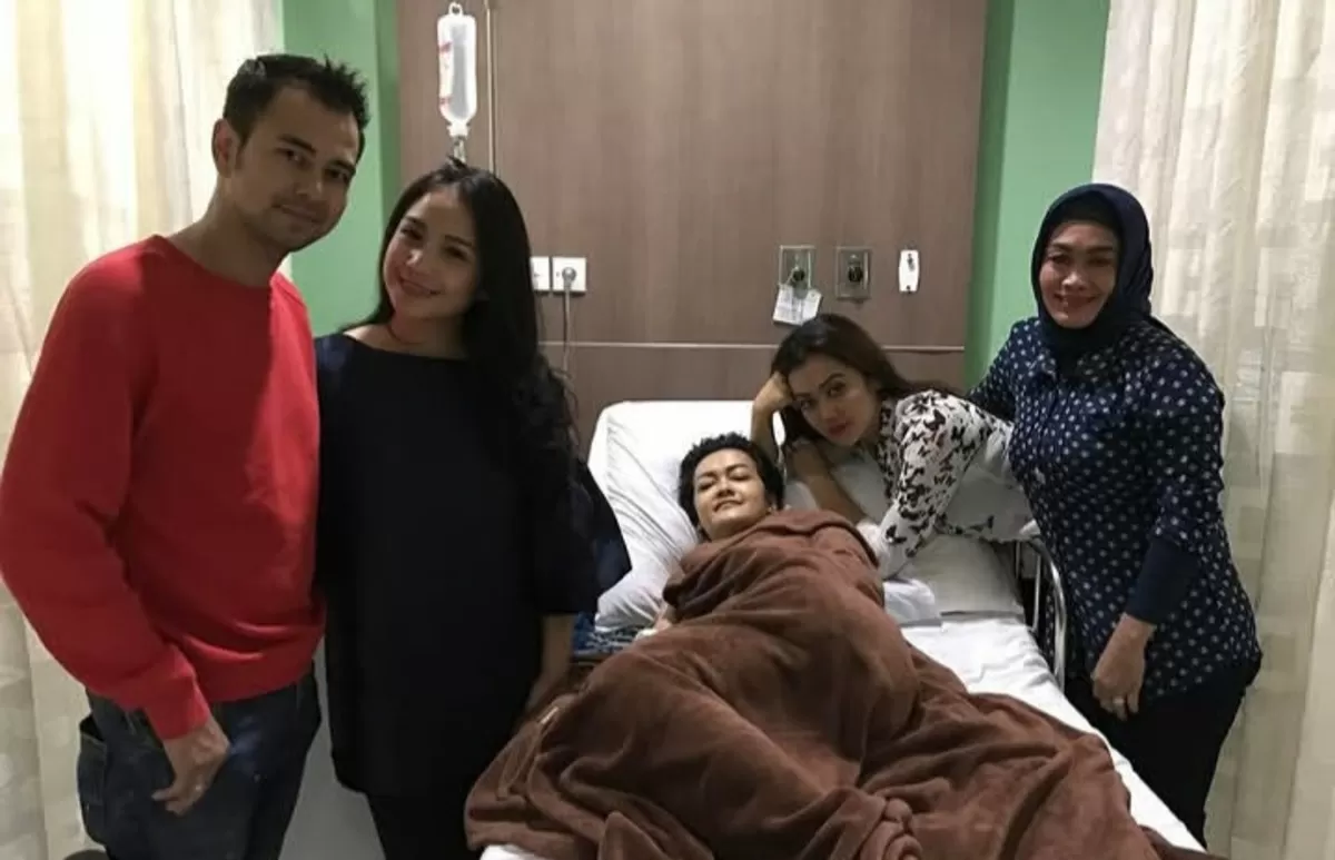 Pottet kenangan Raffi Ahmad dan Nagita Slavina jenguk Jupe saat sakit, Sultan Andara bantu keluarga sesuai amanah sahabat (Instagram/juliaperrez)