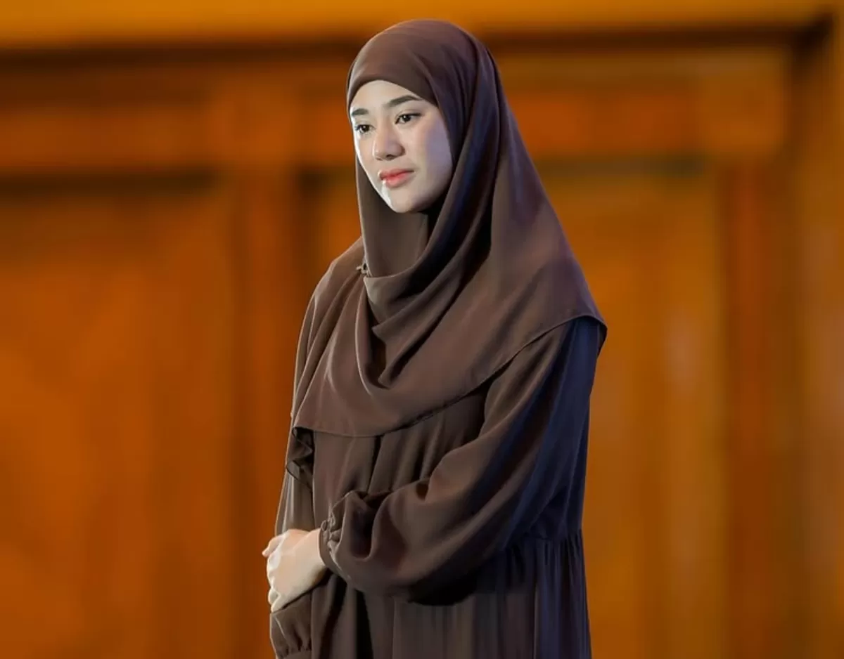 Clara Shinta justru lebih merasa sedih dan kecewa saat kembali mengingat perjuangan suaminya untuk mualaf daripada ketahuan selingkuh. (Instagram.com/@clarashintareal)