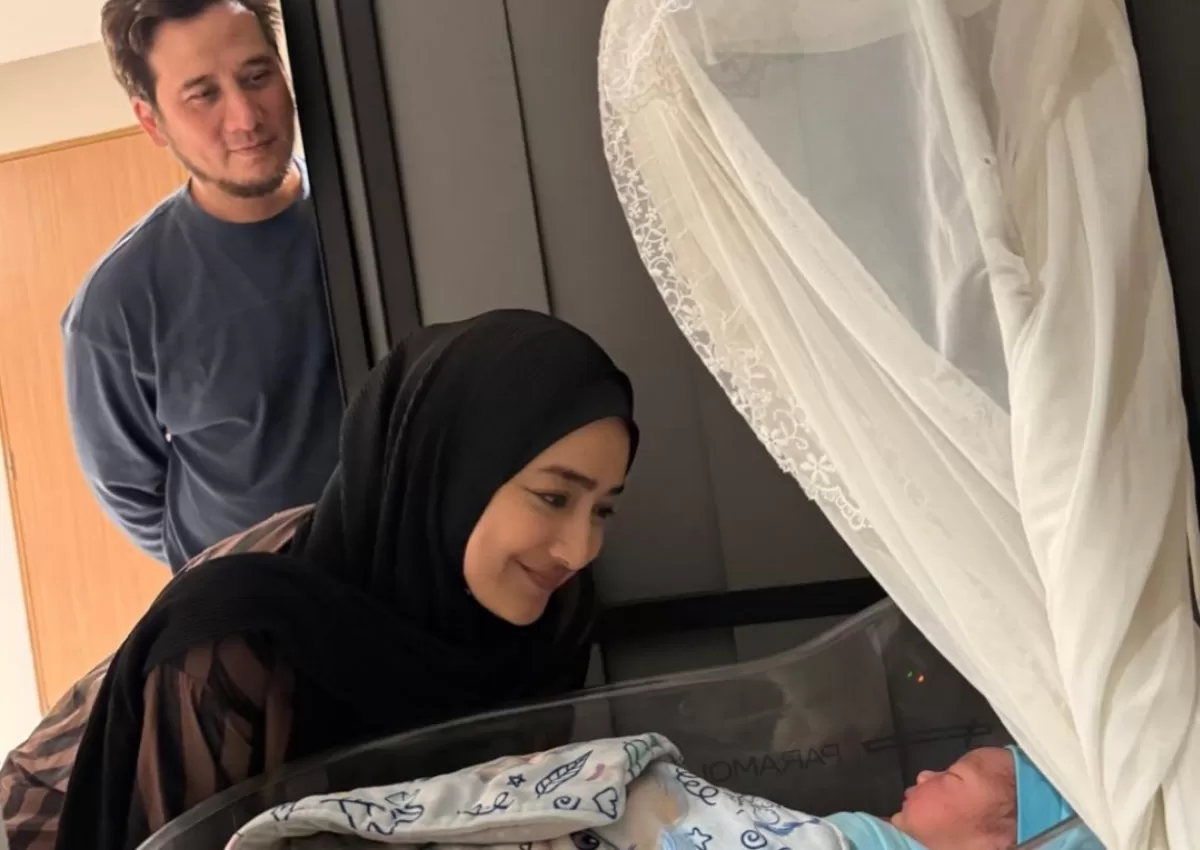 Potret Tengku Firmansyah dan Cindy Fatika Sari bertemu cucu perdana. (Instagram/@tengku_firmansyah)