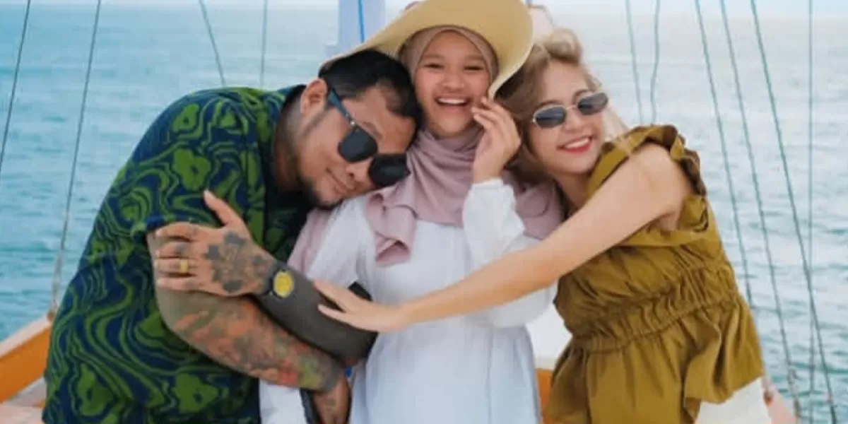 Potret Virgoun dan Lindi bersama anak tertua, Starla (Instagram @virgoun)