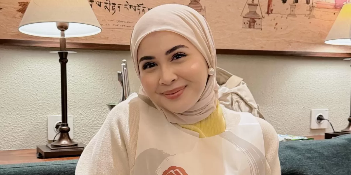 Potret Kesha Ratuliu yang curhat di Threads pernah diusir oleh salah seorang artis saat sedang duduk. Ungkap alasan di baliknya. (Threads/kesharatuliu05)