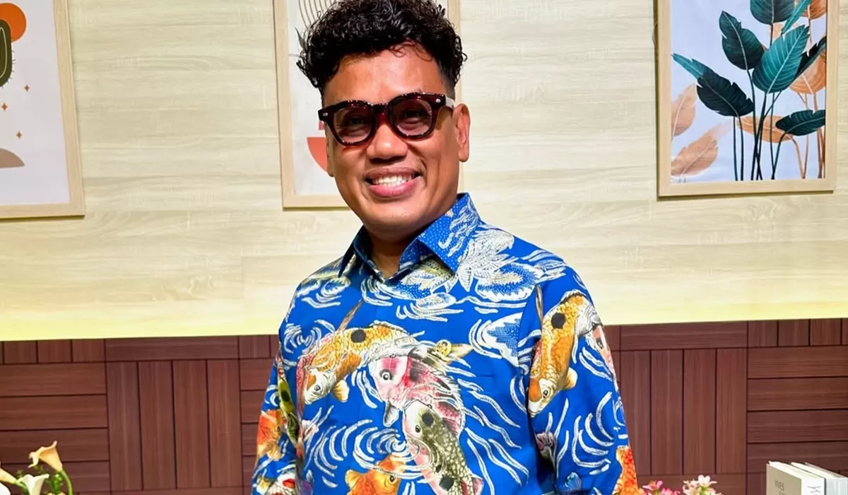 Potret Uya Kuya yang kembali diterpa berita hoaks usai beredar kabar dirinya punya 750 dapur MBG  (Instagram/king_uyakuya)