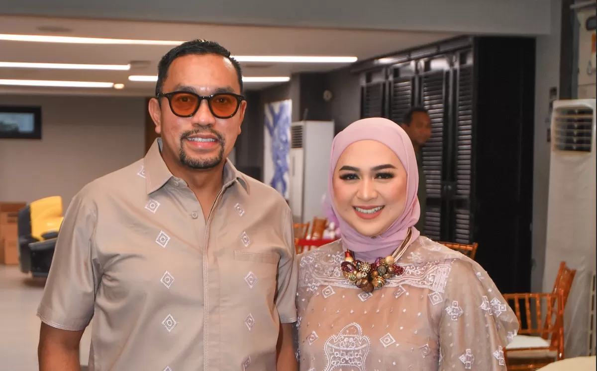 AHmad SAhroni bersama sang istri, Feby Belinda (Instagram/@ahmadsahroni88)