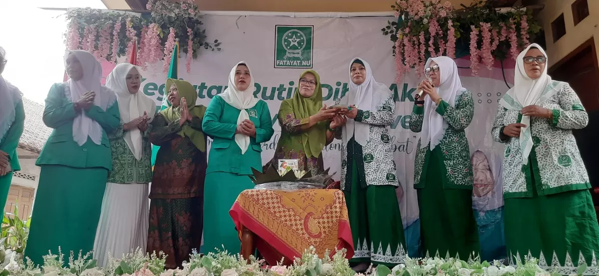 Pemotongan tumpeng untuk memperingati Harlah Fatayat ke 76. (SketsaNusantara.id)
