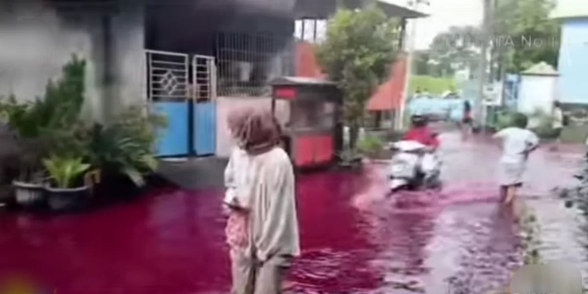 Penampakan banjir berwarna merah di Solo, Jateng  (YouTube tvOneNews )