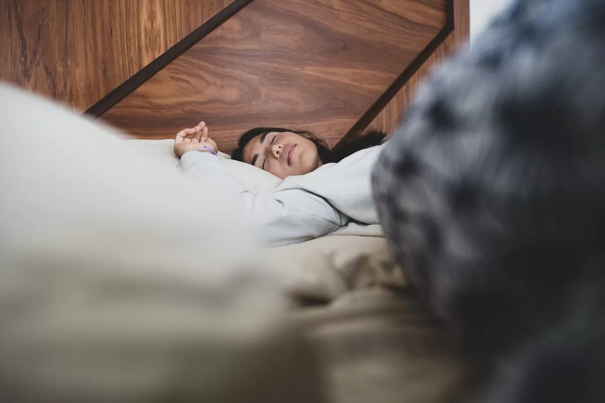 Ilustrasi sleep paralysis, ketika seseorang sulit terbangun dari tidur yang dikaitkan dengan fenomena  (Pexels/Los Muertos Crew)