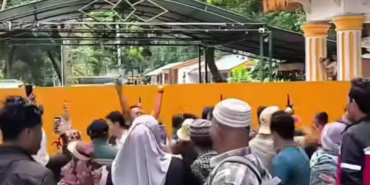 Aksi massa di Kantor Bupati Langkat yang sempat memanas sebelum bertemu dengan Bupati Syah Afandin.   (Instagram/seputaran.binjai)