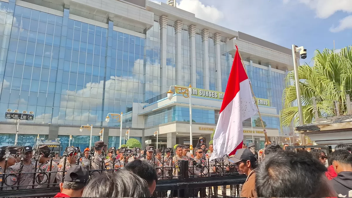 Massa saat demo di kantor gubernur Kaltim 21 April 2026 (X/@gritstrash458st)