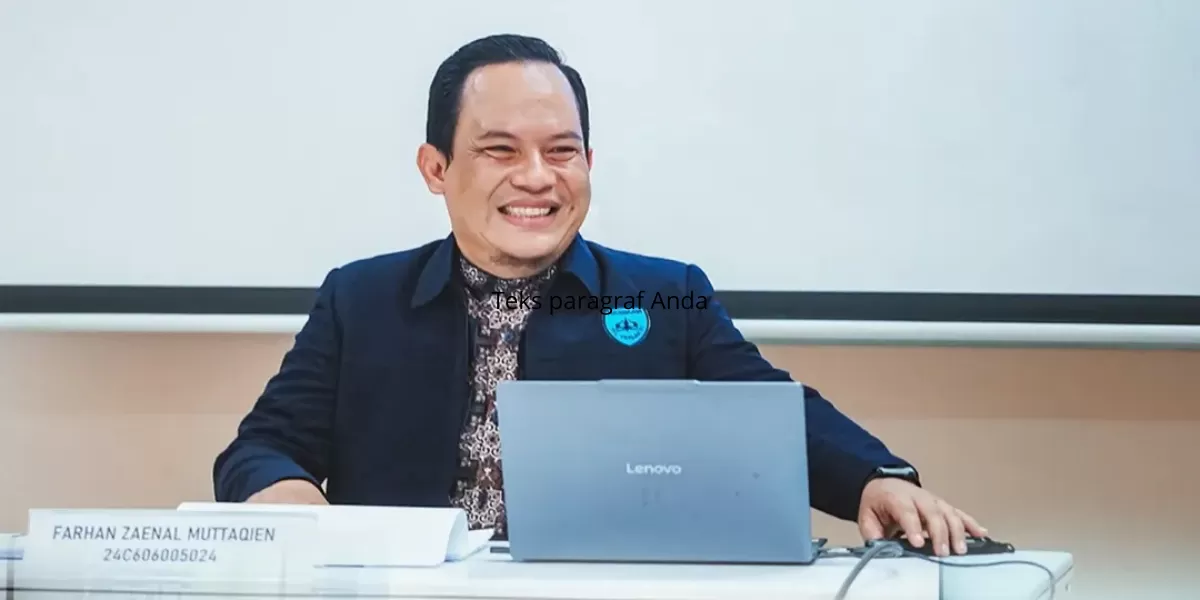 Sosok Faank, vokalis band Wali, yang sedang menjalani ujian proposal tesis di hadapan para penguji. Bukti bahwa tidak berhenti belajar meski sudah terkenal. (Instagram/bandwaliofficial)