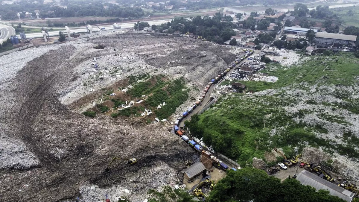 Penampakan aktivitas di TPA Burangkeng yang lumpuh total (X/@txtdrbekasi)