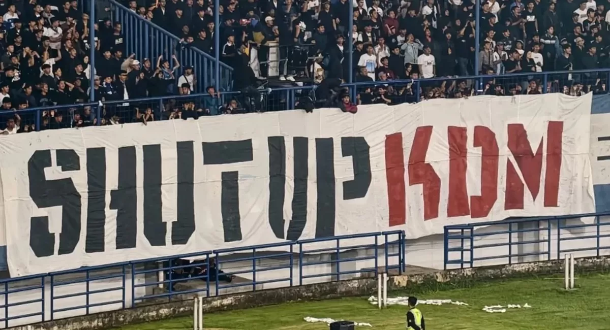 Bobotoh pasang spanduk sindiran untuk KDM, aksi protes suporter yang menilai Gubernur Jabar bawa nama Persib ke politik (Instagram/indonesiafootball_fans)