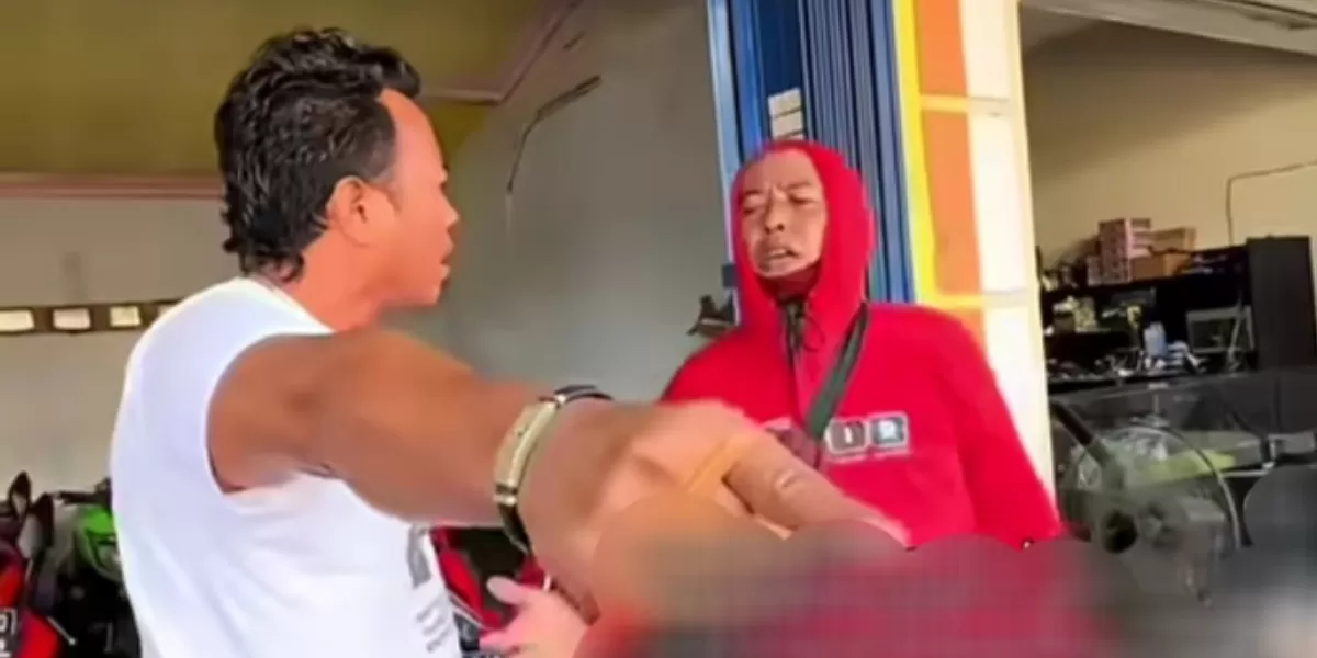 Pelaku (Hoodie merah) beli motor pakai uang asli dicampur uang mainan di Jember  (Instagram @jember24jam_)