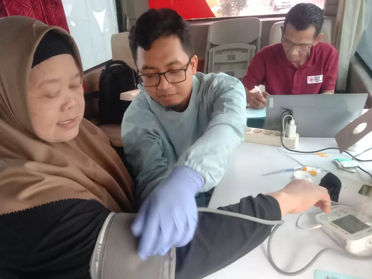 Donor darah di JSG Jember, Kadis Sartini beri teladan dan ajak warga lebih aktif (Dok. PMI Jember)