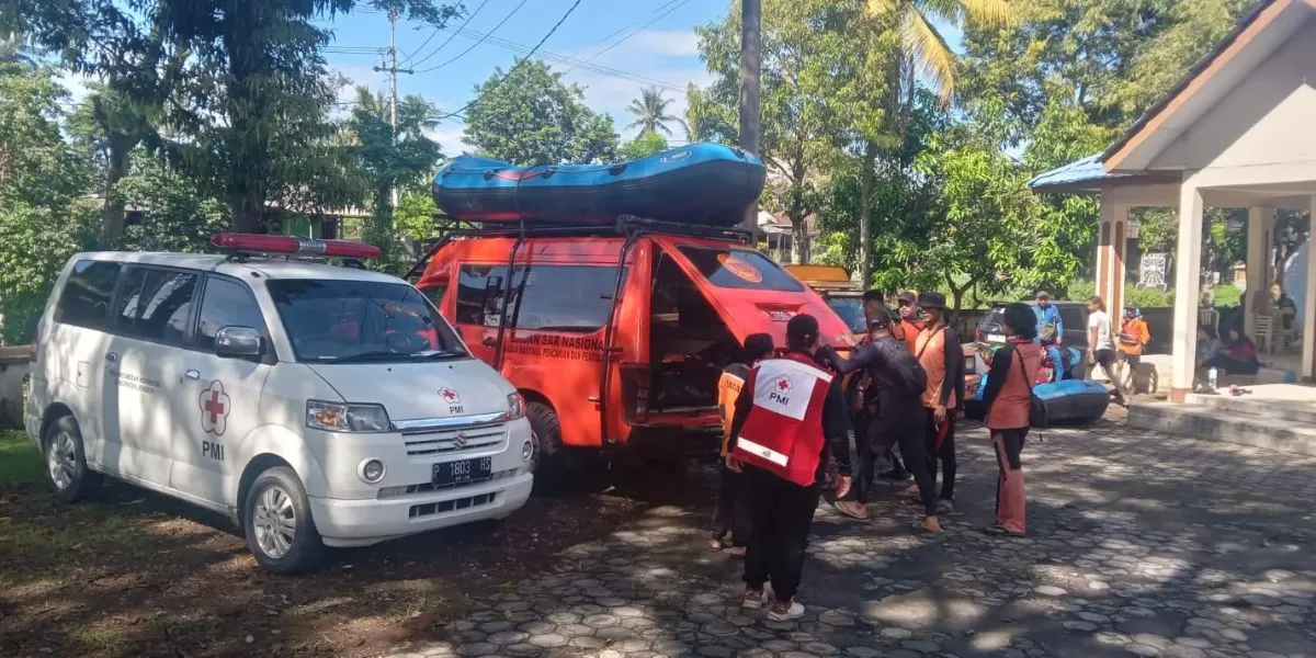 PMI Jember siagakan satu unit ambulans dalam pencarian hari kedua korban hanyut (Dok.  PMI Jember)