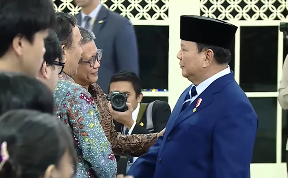 Potret Rocky Gerung berjabat tangan dengan Presiden Prabowo hingga disinggung 'disiden' saat menghadiri reshuffle kabinet di Istana Negara (YouTube Sekretariat Presiden)