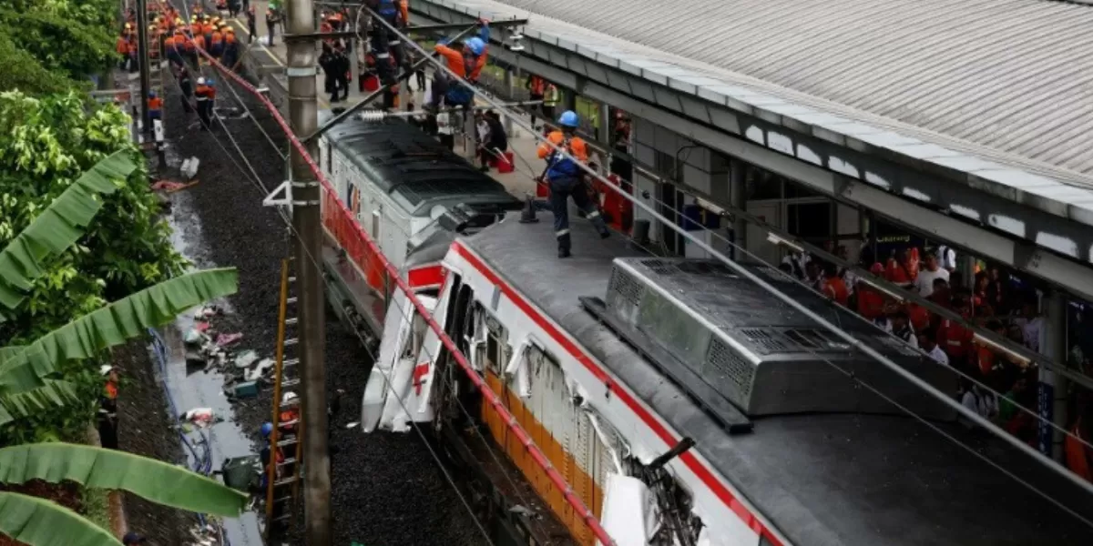 Potret kecelakaan kereta di Bekasi  (X @GengKnegara)